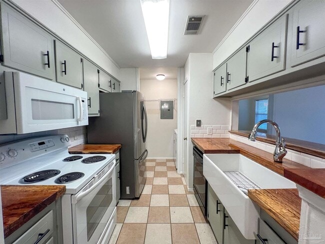 Foto del edificio - 8101 Treetop Ln