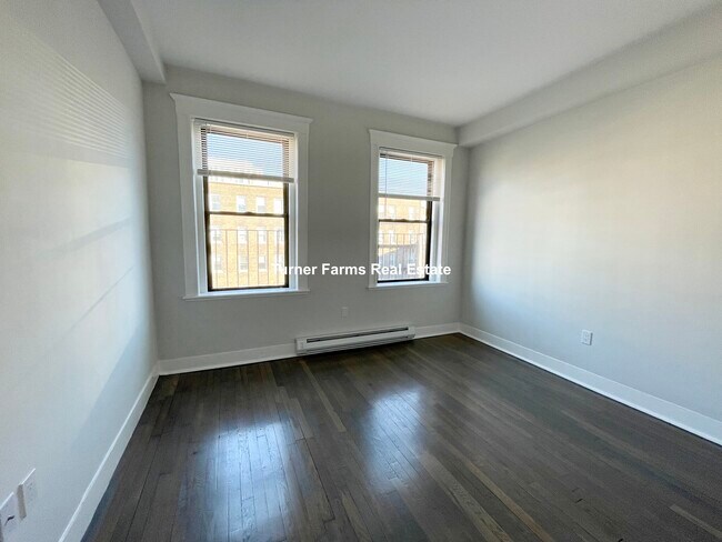 Building Photo - 65 Park Dr