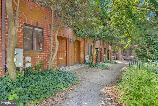 Building Photo - 815 LeCount St