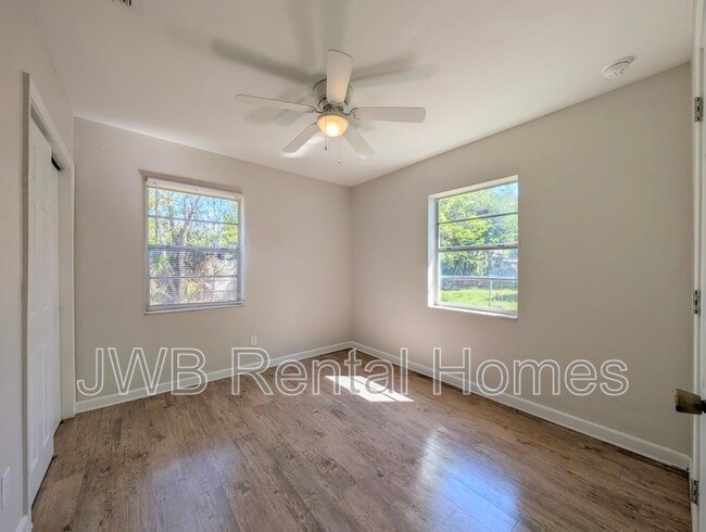 Building Photo - 249 W 44th St