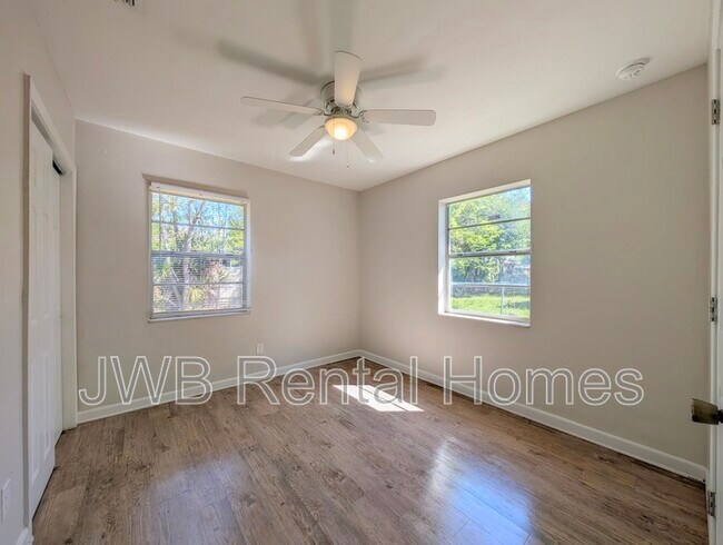 Foto del edificio - 249 W 44th St