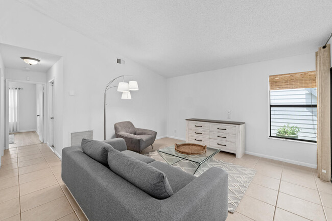 Building Photo - 2533 Bedford Mews Dr
