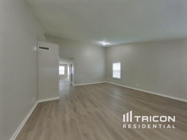 Building Photo - 1233 River Ridge Dr