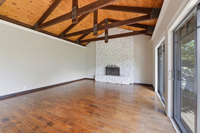 Foto del edificio - 158 Los Robles Dr