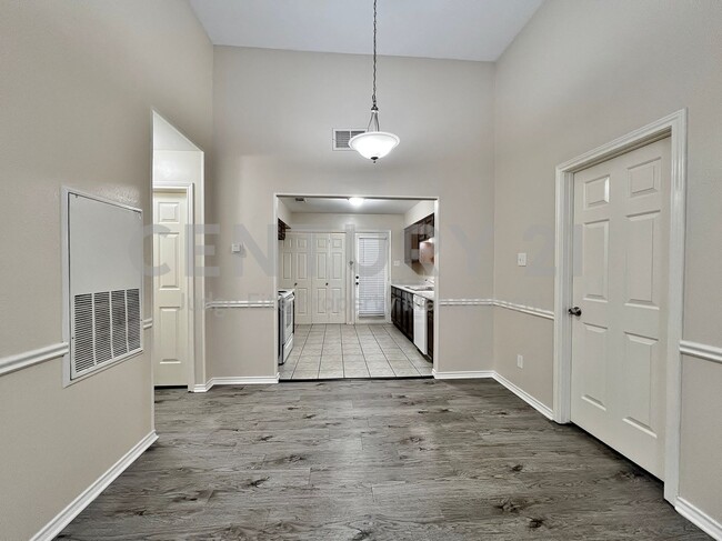 Building Photo - Cute 2/2 Duplex in Cedar Hill For Rent!