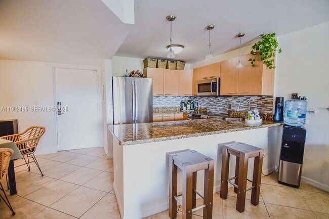 Building Photo - 3000 NE 5th Terrace