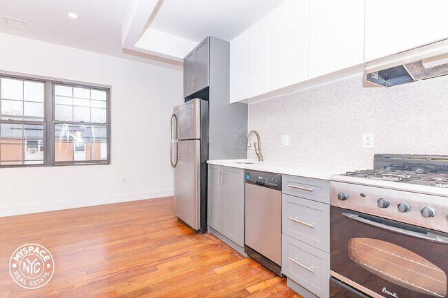 Building Photo - 654 Evergreen Ave