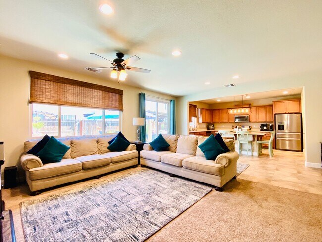 Foto del edificio - $2,895 Temperance & Clinton, 5 Bedrooms - ...