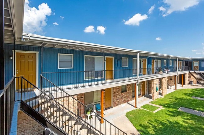 Building Photo - 1305 Memorial Dr