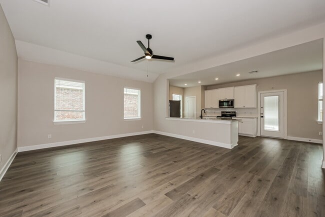 Building Photo - 312 Live Oak Ln
