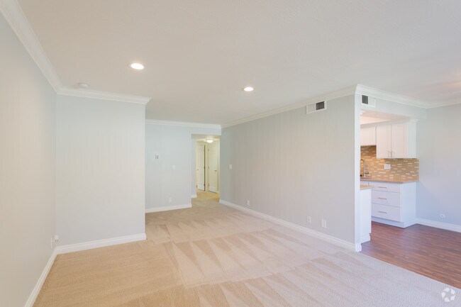 Sala de estar de 2 habitaciones y 2 baños - Mountain View Town Center I & II Apartments