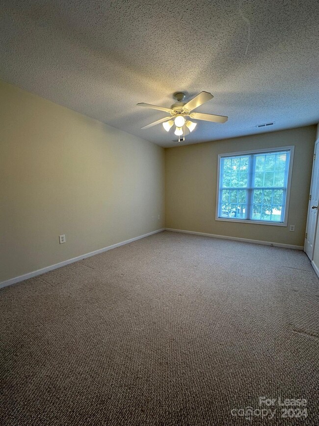 Building Photo - 1619 Oak Leaf Dr NW
