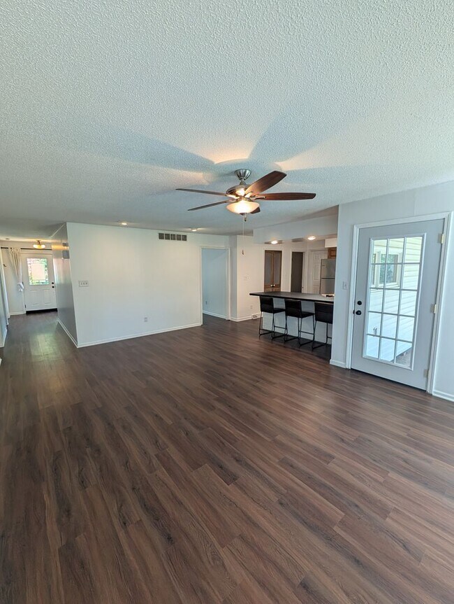 Foto del edificio - 622 Laurel Dr