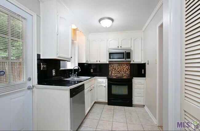 Kitchen - 426 Longwood Ct