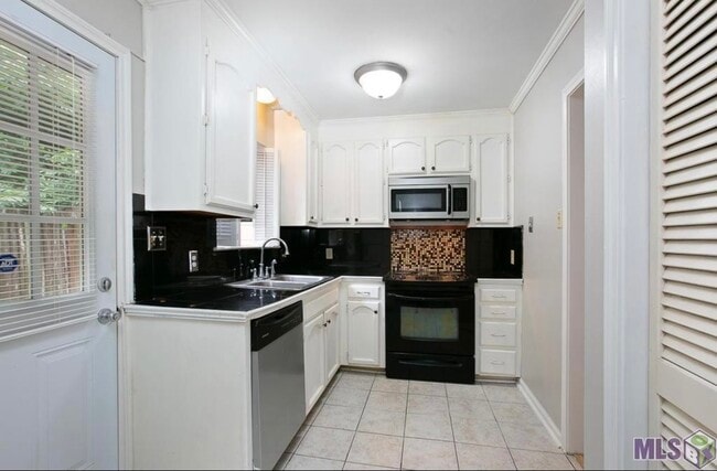 Kitchen - 426 Longwood Ct