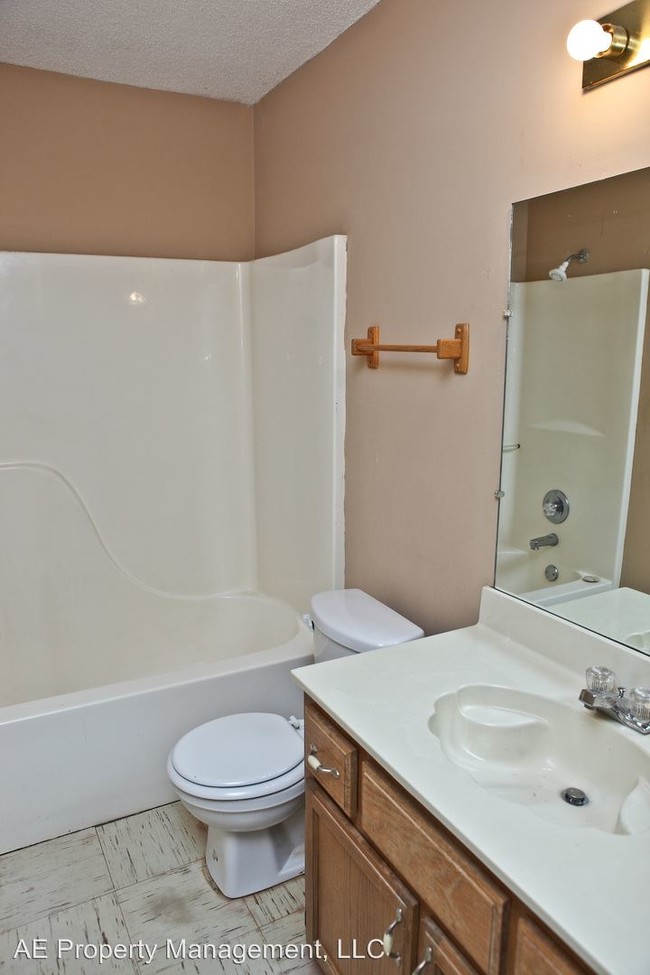 Building Photo - 221 Colonial Heights Dr