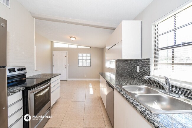 Foto del edificio - 7613 Crest Dr N