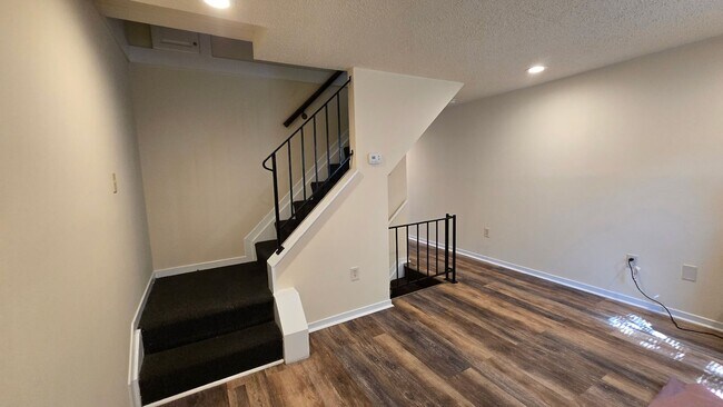 Foto del edificio - Spacious 2-Bedroom Townhome – Newly Renova...