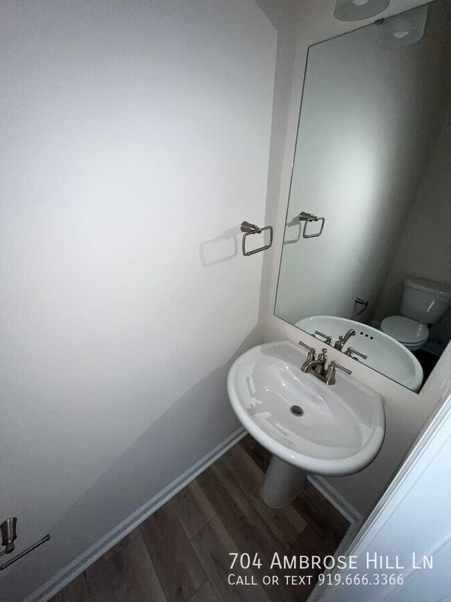 Foto del edificio - 704 Ambrose Hl Ln