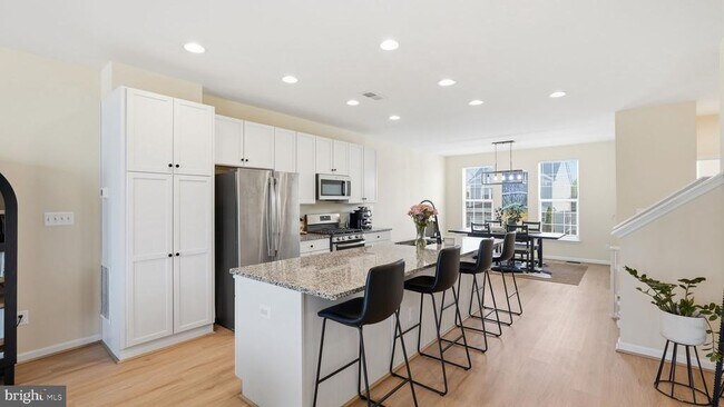 Building Photo - 438 Boxelder Dr