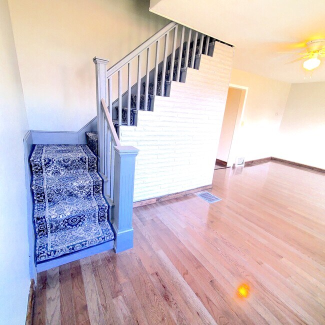 Foto del edificio - 6805 Flowerdale Ave