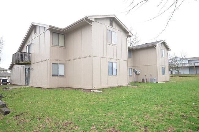 Building Photo - 2nd floor unit with balcony.