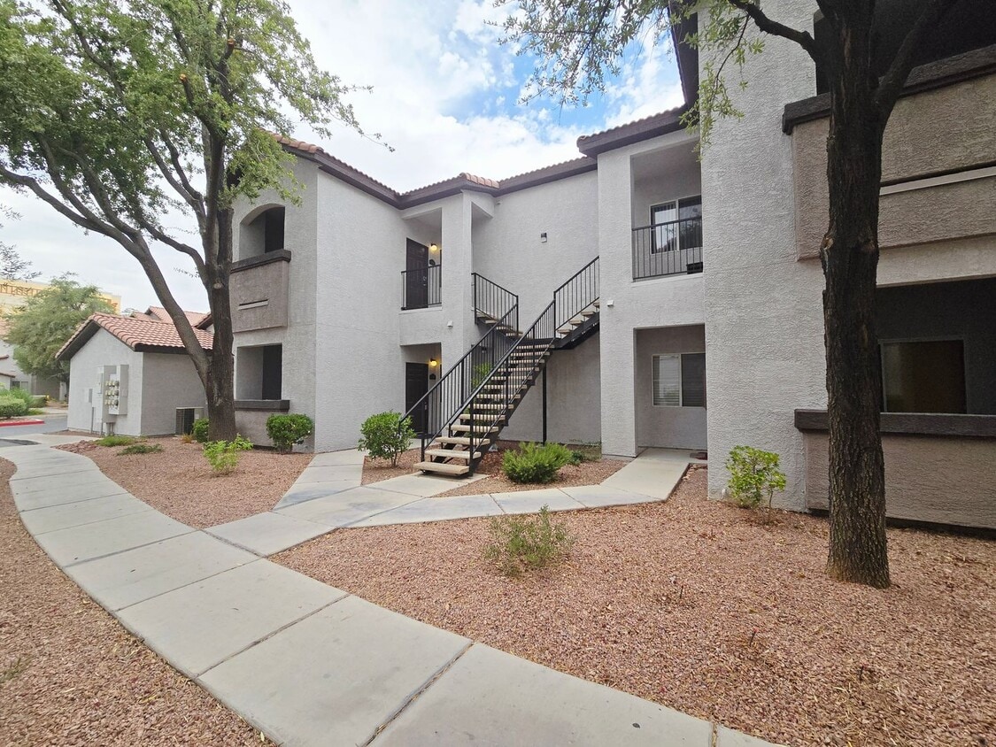 Primary Photo - BEAUTIFUL 2 BEDROOM / 2 BATH LOWER LEVEL C...