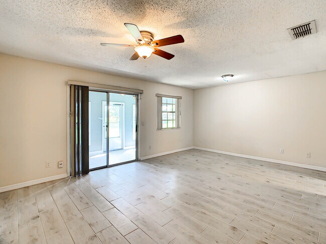 Foto del edificio - 11865 Mintwood Ct