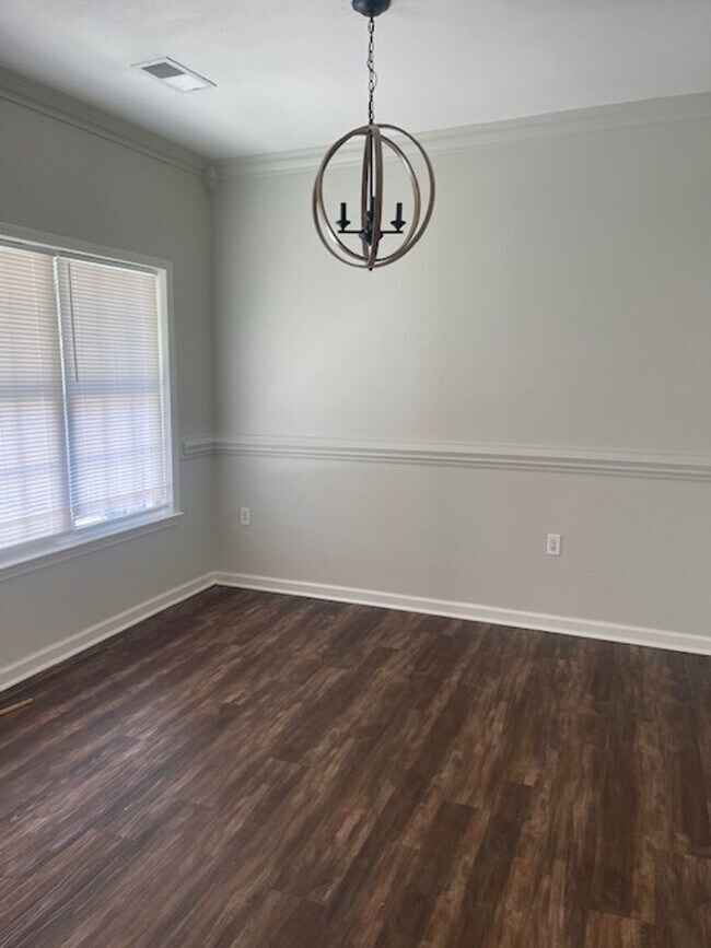 Foto del edificio - 3 Bedroom/2 Bath Home in Kingsport, TN $1650 with fenced-in yard & lawn care included!