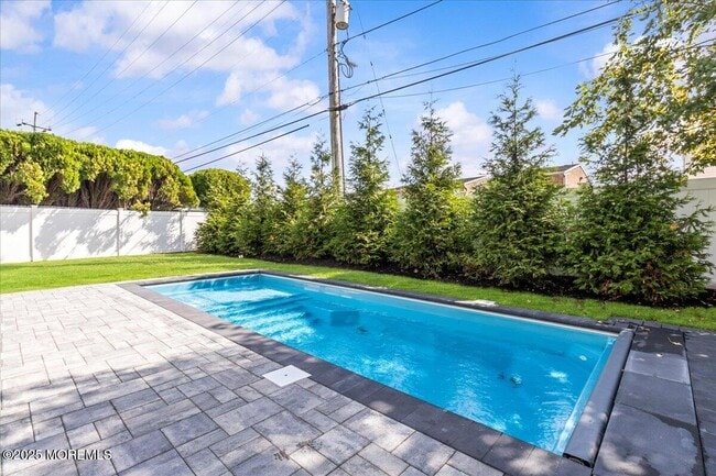 Foto del edificio - 1608 East St