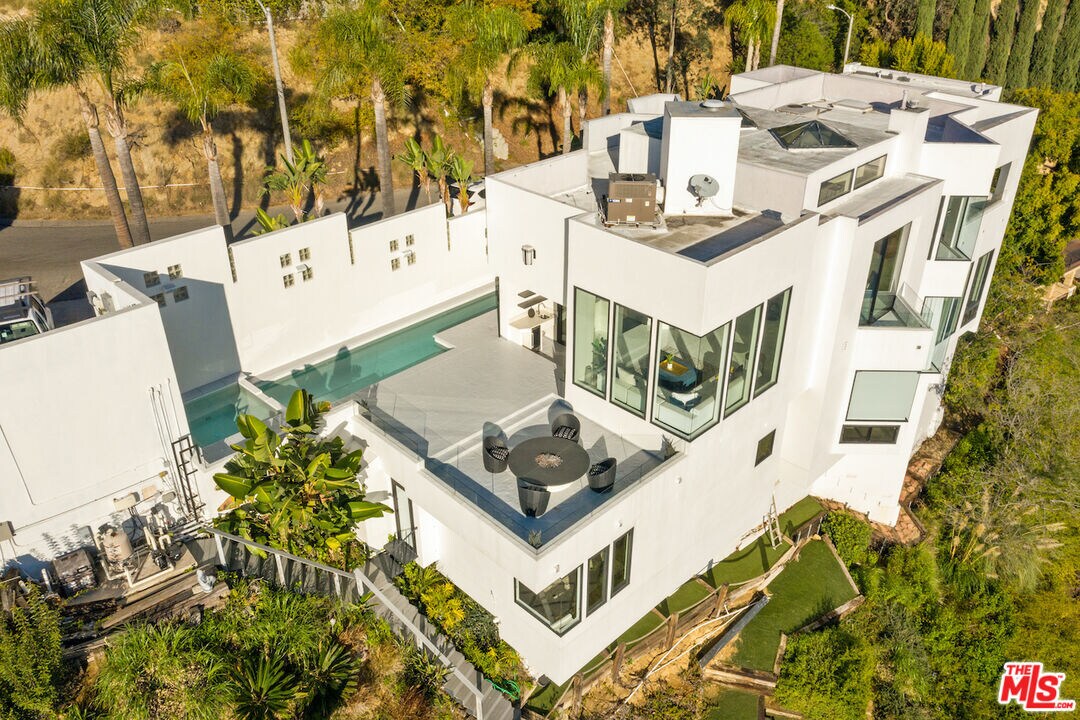 Foto principal - 2231 Sunset Plaza Dr