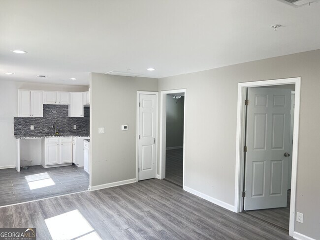 Building Photo - 1255 Pine Ave