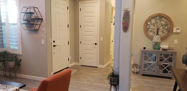 Building Photo - 3318 E Los Gatos Dr