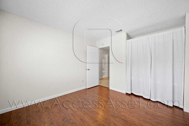 Foto del edificio - Charming 3 Bed/2 Bath Corner Home With NEW...