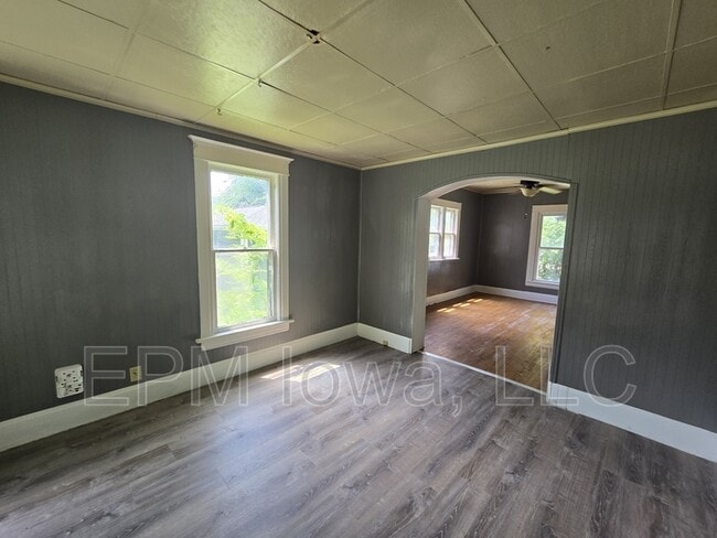 Building Photo - 402 Sunnyside Ave