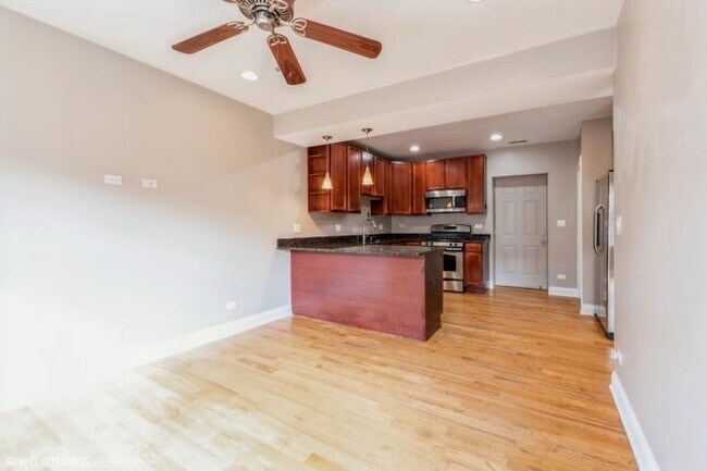 Building Photo - 3 bedroom in CHICAGO IL 60660