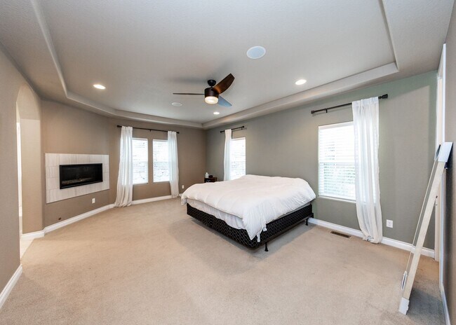 Building Photo - Stunning Flying Horse home