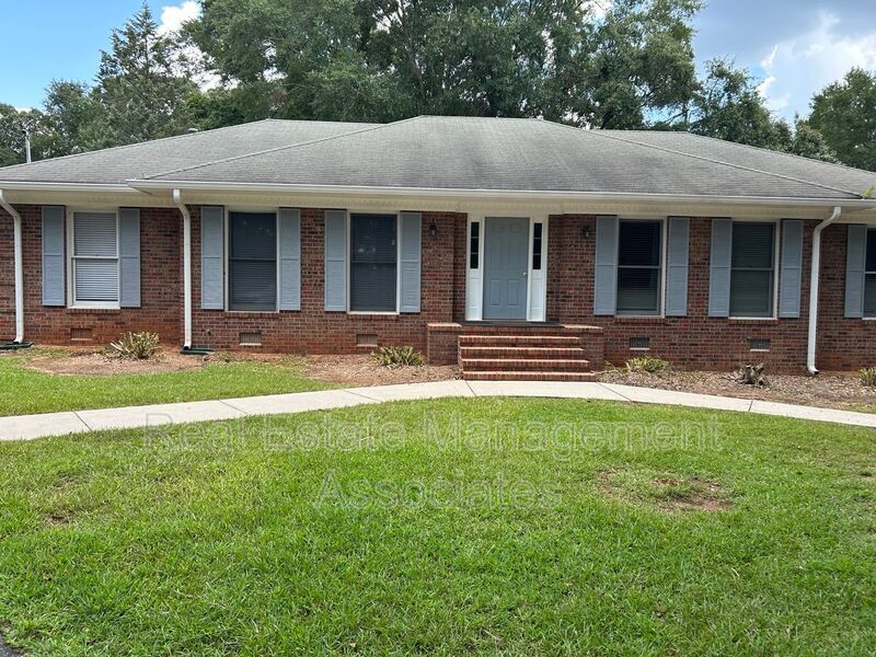 Foto principal - 604 N Pine Hill Rd