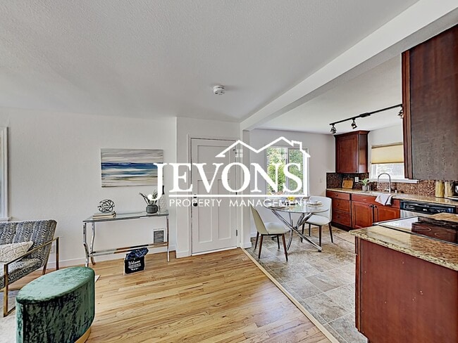 Foto del edificio - Discover the warmth of this lovely single-family home in the heart of Seattle