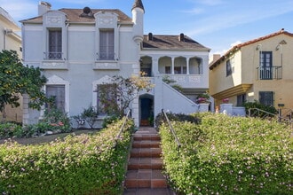 Building Photo - 307 S Doheny Dr