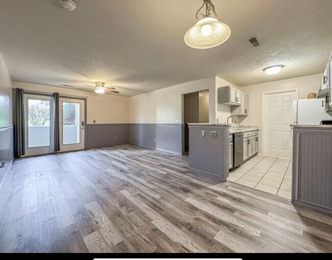 Building Photo - 648 Friars Ln