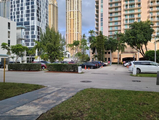Foto del edificio - 17570 Atlantic Blvd
