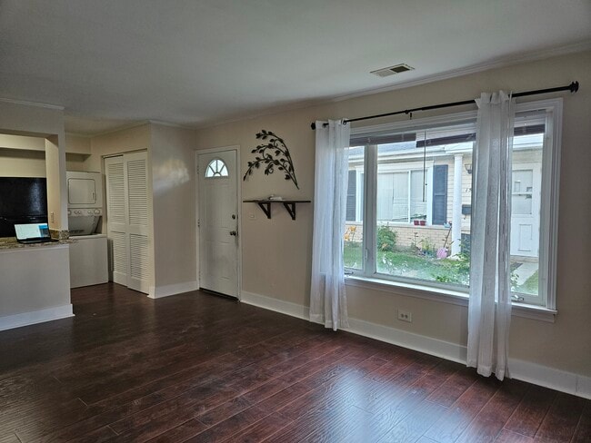 Building Photo - 1571 Cove Dr