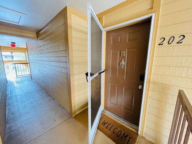 Foto del edificio - Luxurious 2-Bedroom, 2-Bathroom Lakeview C...