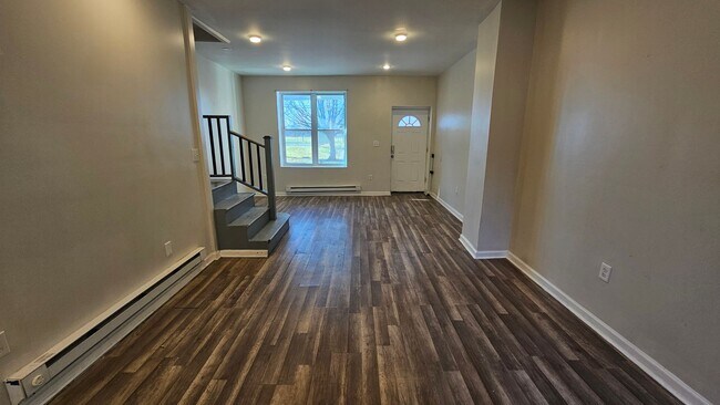 Foto del edificio - Spacious 3 bedroom 1 bath available soon!