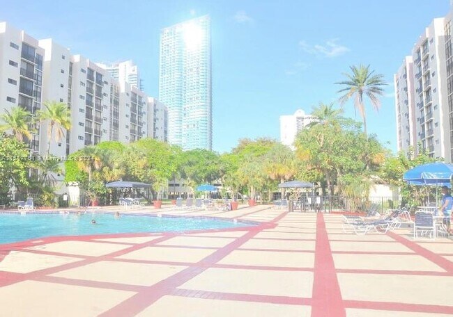 Foto del edificio - 17011 N Bay Rd
