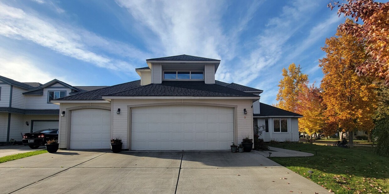 Foto principal - 3BR/2.5BA Home Near River – Stamped Patio,...