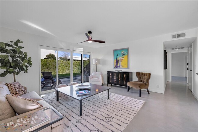 Living room - 1111 E Ramon Rd