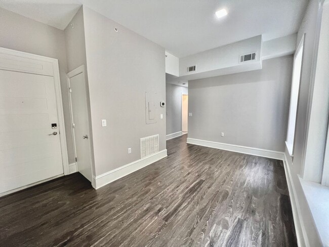 Interior Photo - 306 W Franklin