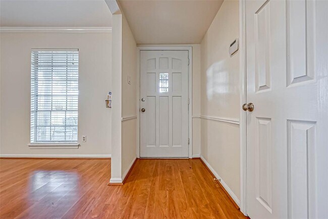 Building Photo - 1733 Crestdale Dr